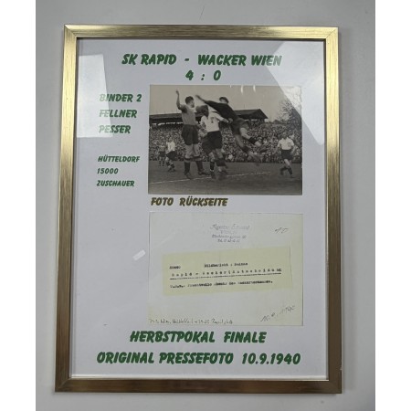 Diverse historische Rapid Wien/ÖFB Pressefotos im Rahmen